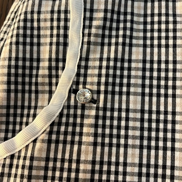 Izod black/ tan/ white checked skort with black undershorts. Size 10. - Picture 2 of 10